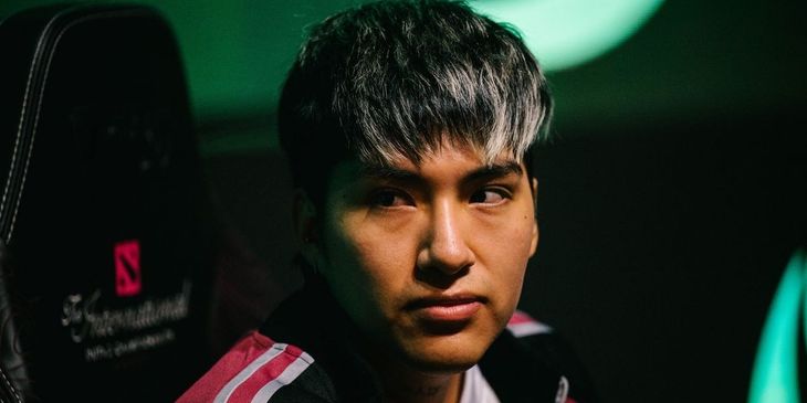 Stinger запретил использовать свои фото в сексуальном контексте