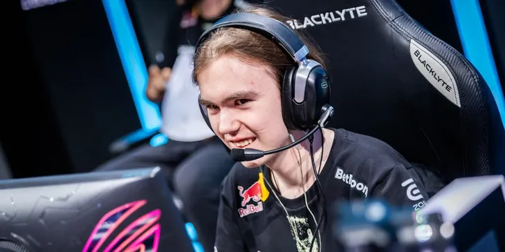 Donk про Vitality со сцены HLTV Awards: «Я их просто ***»