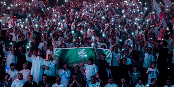 Цензура, фаворитизм Team Falcons и без воды в жару — болельщики на Esports World Cup 2025 пожаловались на проблемы турнира