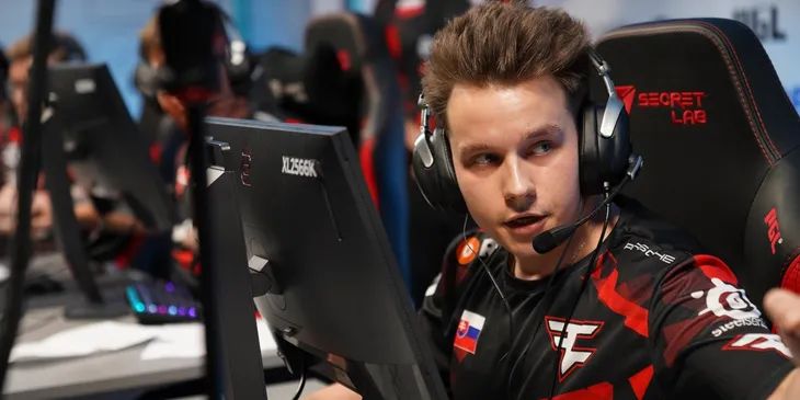 Frozen про jcobbb: «Он мощно стреляет, не боится дуэлей. Он просто врывается и убивает, и это здорово»