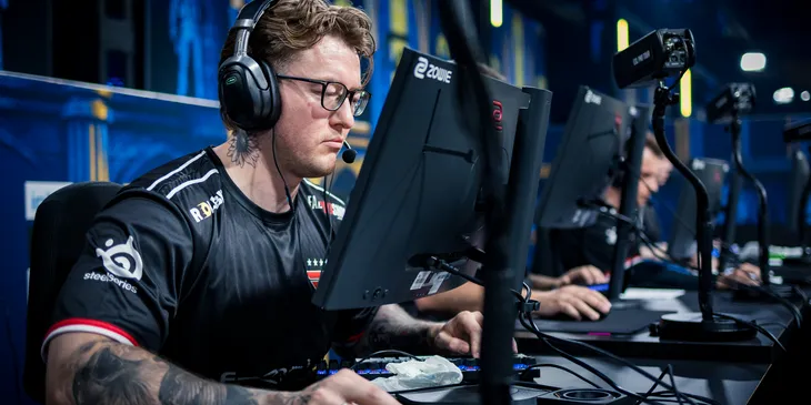 Эксперты склоняются к победе NAVI над FaZe Clan на IEM Cologne 2025