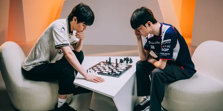 Faker и Chovy сыграли в шахматы на EWC 2026 — доску с автографами продадут на аукционе как коллекционный предмет