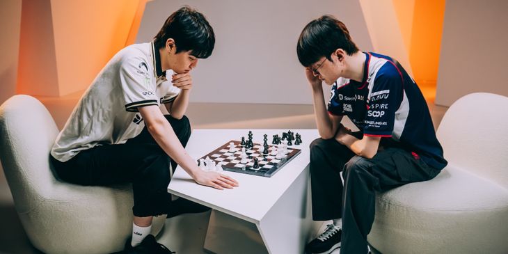 Faker и Chovy сыграли в шахматы на EWC 2026 — доску с автографами продадут на аукционе как коллекционный предмет