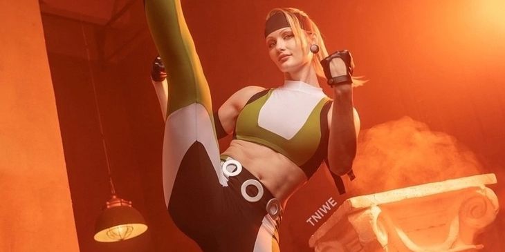 Яркий косплей на Соню Блейд из Mortal Kombat
