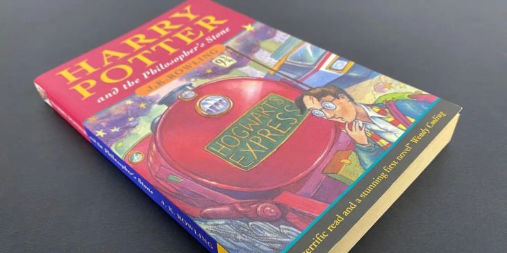 Книгу из первого тиража «Гарри Поттера», почти 30 лет пролежавшую на чердаке, продали за ₽1,6 млн