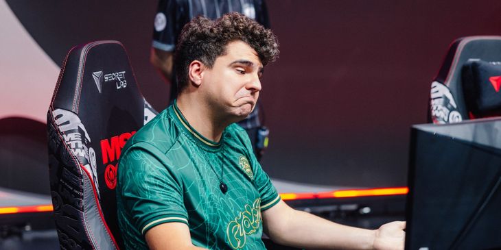 FlyQuest отстранила игрока на один матч — он заявил, что девушкам не стоит играть в соревновательные тайтлы во время месячных