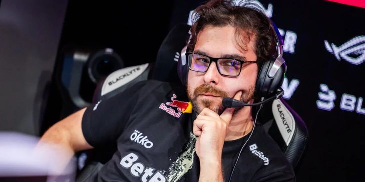 Hally подарил фанату медаль за третье место на IEM Krakow 2026