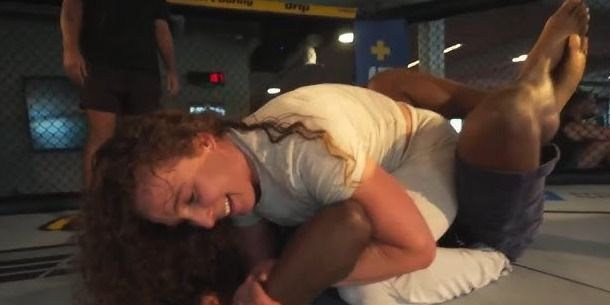 Девушка-боец из UFC уничтожила iShowSpeed в спарринге — это было слишком легко