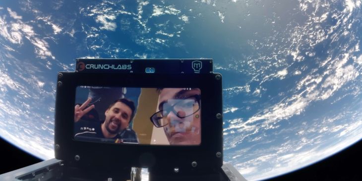 Фанат HooXi отправил свою фотографию с игроком в космос
