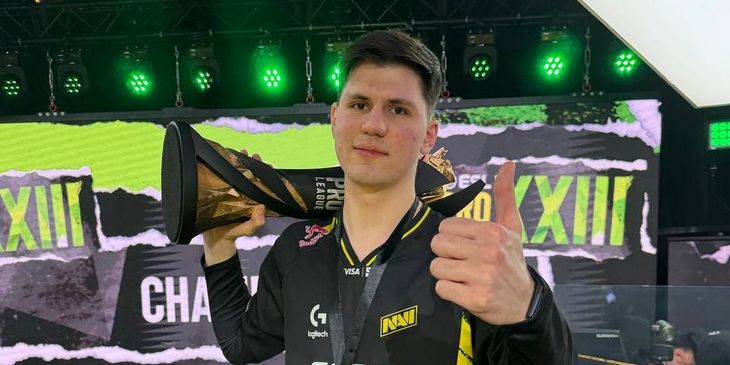 «B1tGOD. На обои 👍» — m0NESY опубликовал фото b1t с трофеем ESL Pro League Season 23