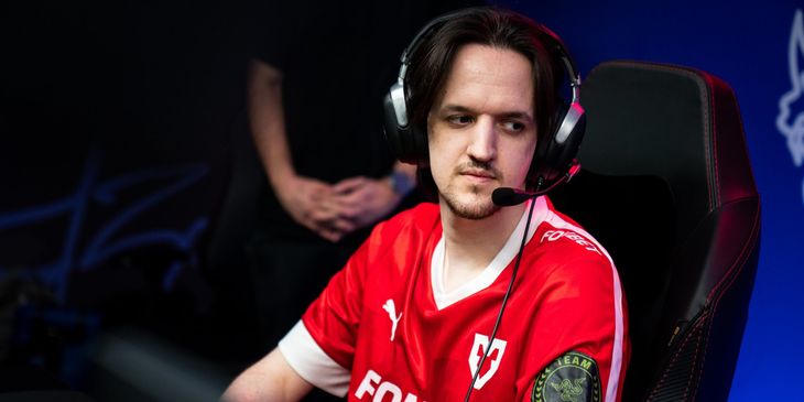 Lorenof похвалил Crystallis на третьей карте матча с Aurora: «Он не побоялся, взял "Рапиру" и [разнёс] челов»