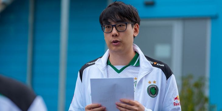 Aui_2000 и XTQZZZ поборются за звание лучшего тренера на Esports Awards 2025