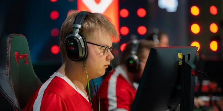 Аналитики: MOUZ обыграет Astralis в четвертьфинале BLAST Bounty Fall 2025
