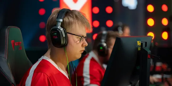 Аналитики: MOUZ обыграет Astralis в четвертьфинале BLAST Bounty Fall 2025