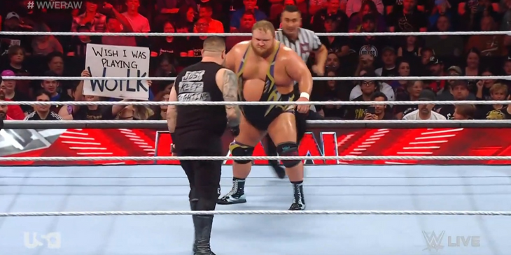 Зритель принес плакат с надписью «Лучше бы я играл в WotLK» на матч рестлинга