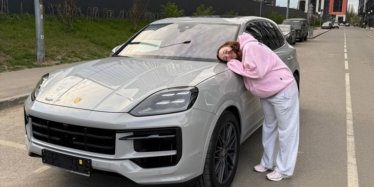 Perfecto подарил Sindi машину — девушка не сдержала слез
