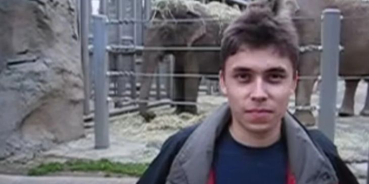 Скриншот страницы с первым видео на YouTube разместили на выставке в музее в Лондоне