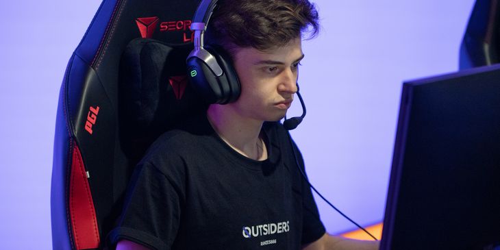 RAMZES666 об игре в Outsiders: «У нас "тройка" с "четверкой" на одной линии не хотели стоять вместе. О чем вы говорите? Какие топ-3 "Инта"?»