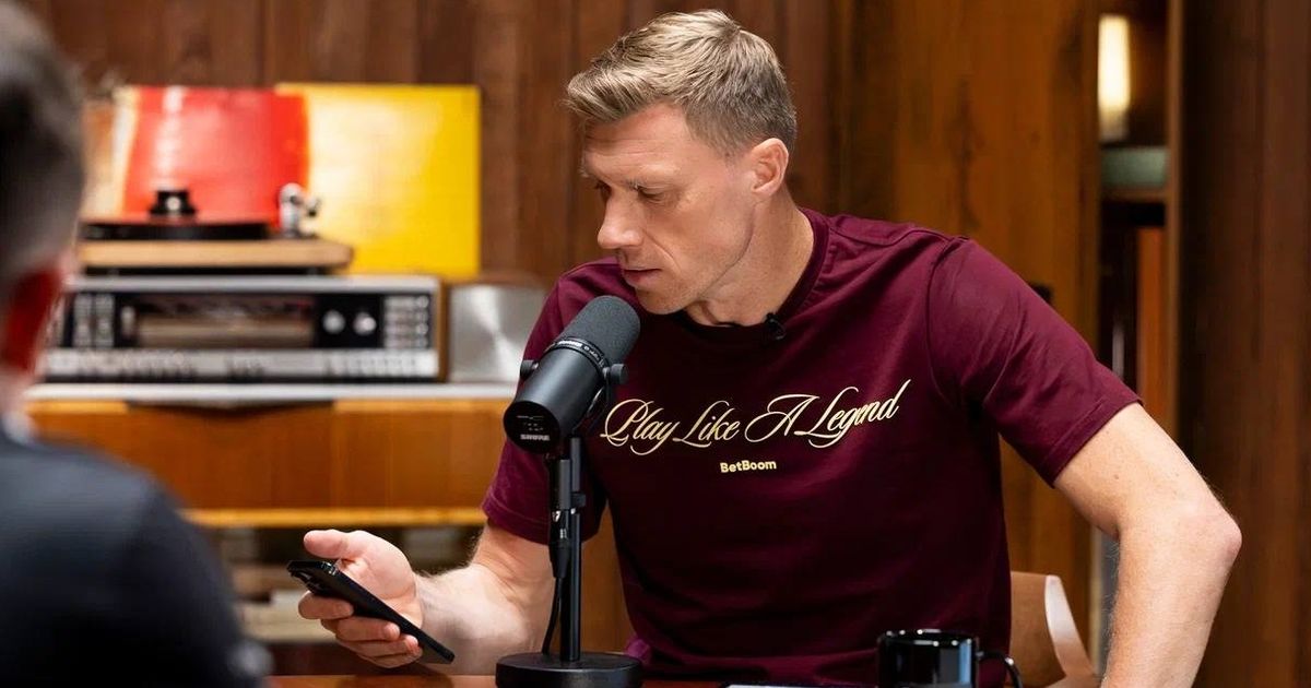 бывший футболист в микрофон, спортивная студия