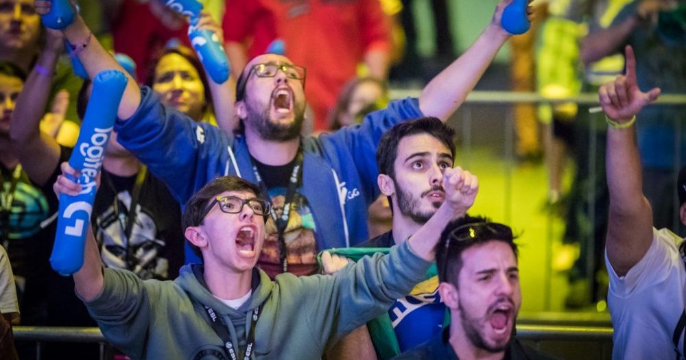 зрители на киберспортивном турнире радуются