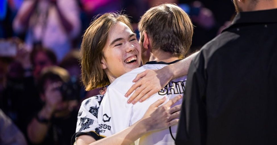 молодые игроки CS2 команда радуются победе объятия