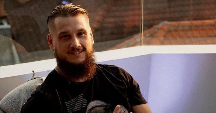 бывший киберспортсмен работает тренером