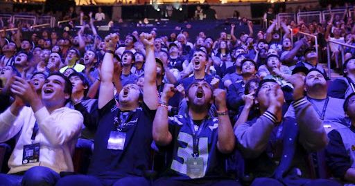 толпа зрителей на киберспортивной арене