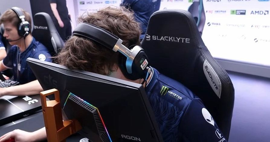 киберспортсмен в неформальной одежде дает интервью