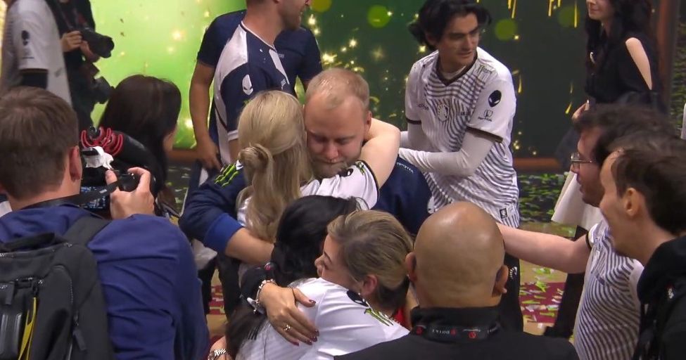 Team Liquid игроки радуются победе на турнире