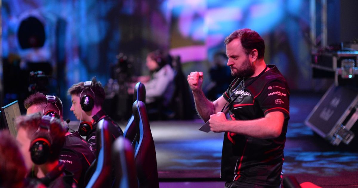 киберспортсмен общается с тренером во время турнира