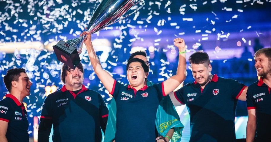 киберспортсмен празднует победу с фанатами