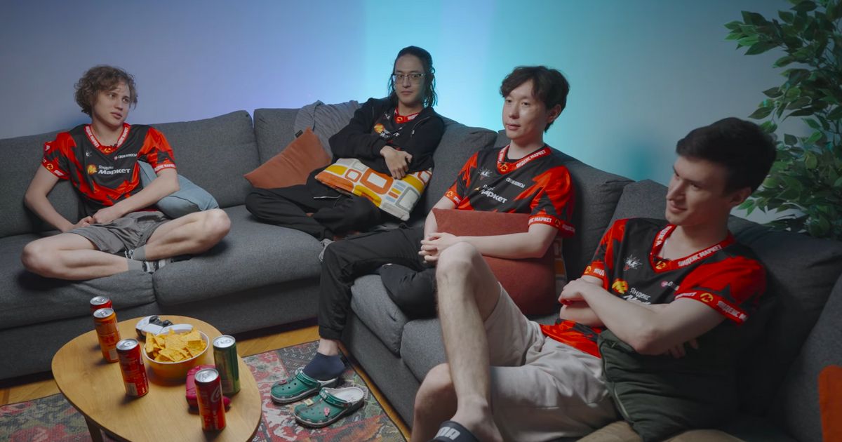 счастливые родители болеют за детей на киберспорте