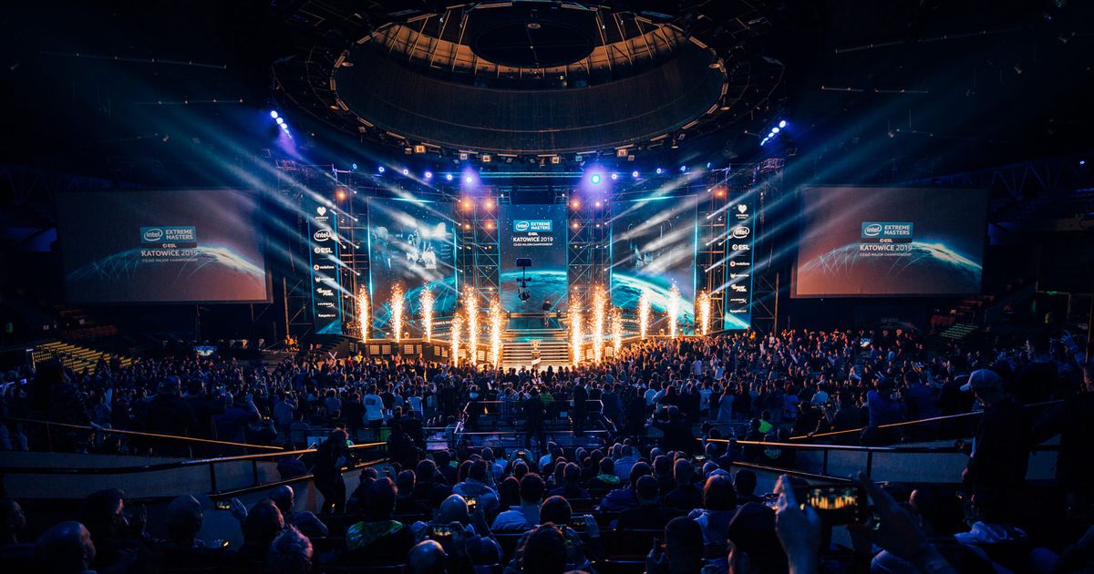 киберспортивная арена со сценой