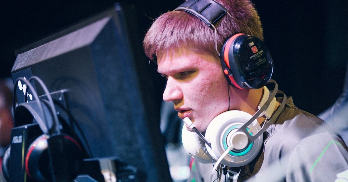 киберспортсмены на сцене с наушниками