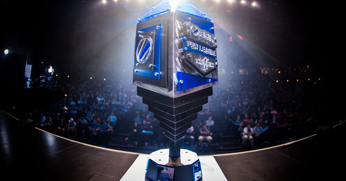 крупный план трофея киберспортивного турнира