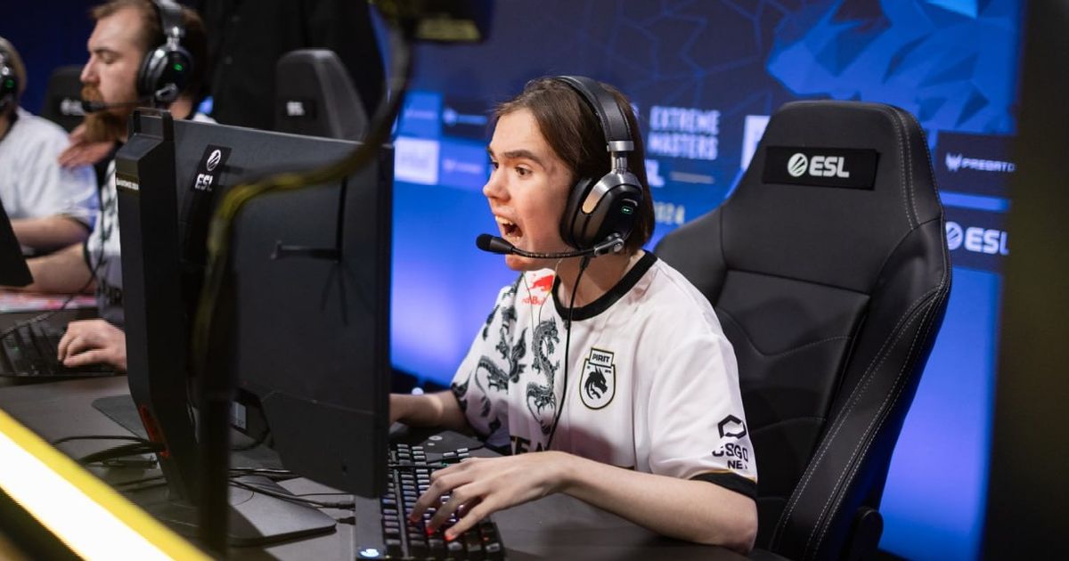 киберспортсмен играет в CS2 за компьютером