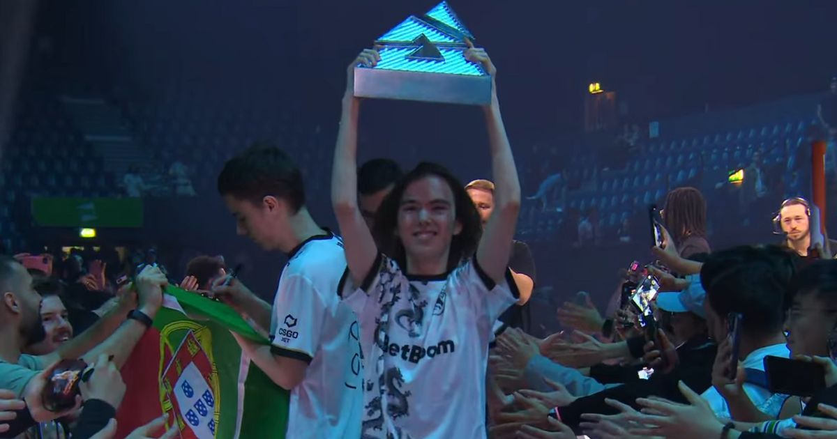 киберспортивная команда на сцене после победы