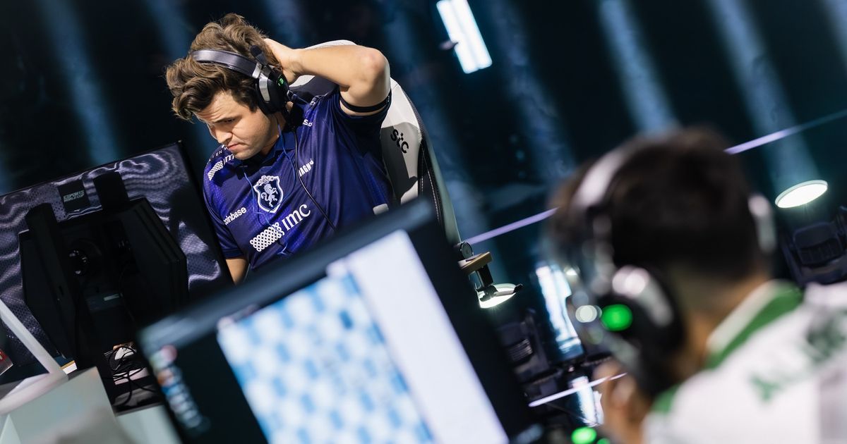 шахматисты за доской на киберспортивной арене с неоном