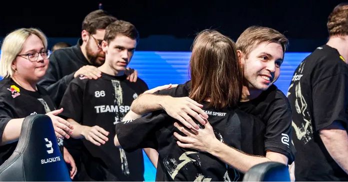 командная радость победы киберспортсменов