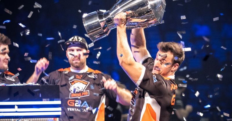 киберспортсмен радуется победе на турнире