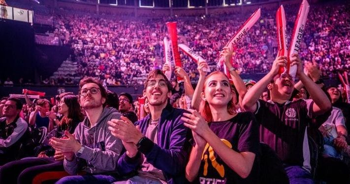 зрители на киберспортивном турнире болеют