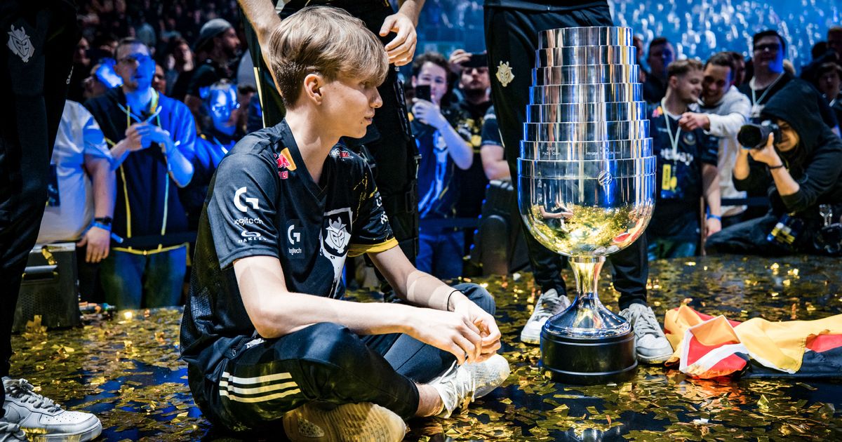 m0NESY с кубком победителя эмоции радость