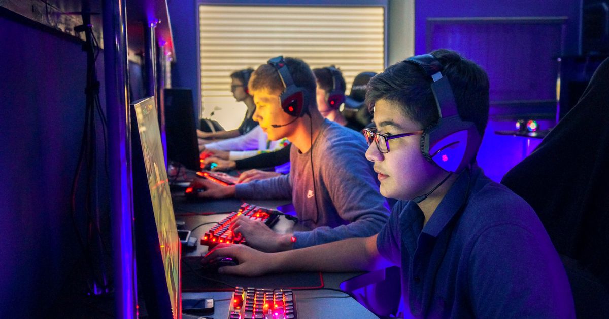 группа игроков за компьютерами