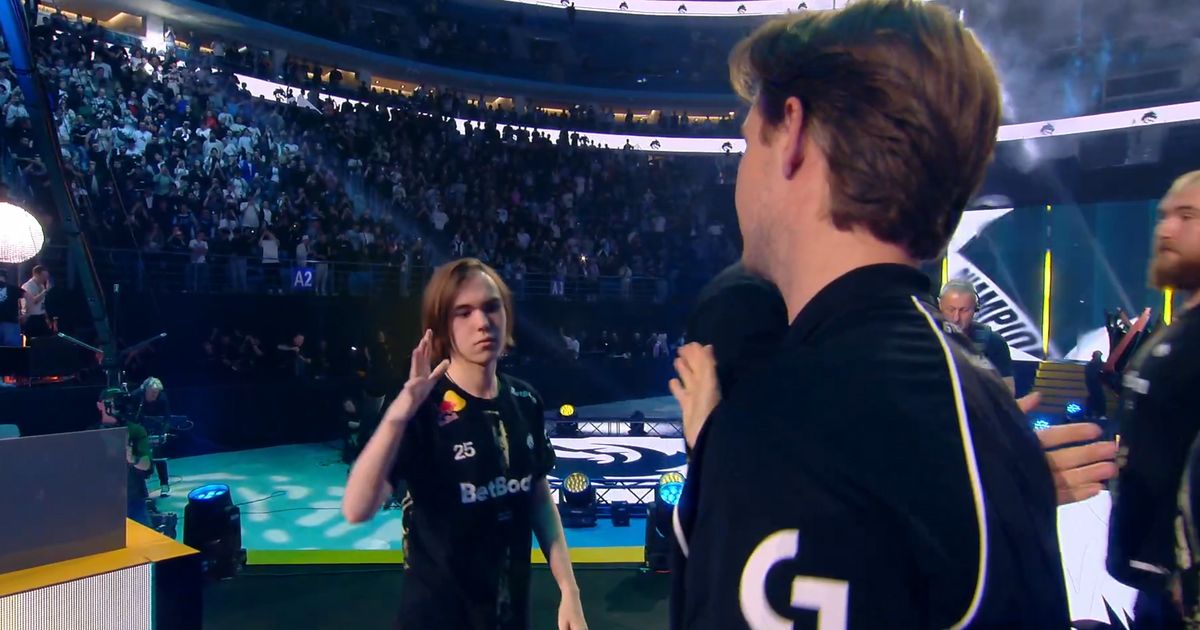 команда Team Spirit радуется победе, обнимаются, эмоции