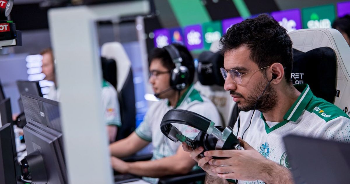 киберспортсмен дает интервью после матча