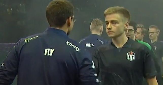 киберспортсмен пожимает руку сопернику после матча