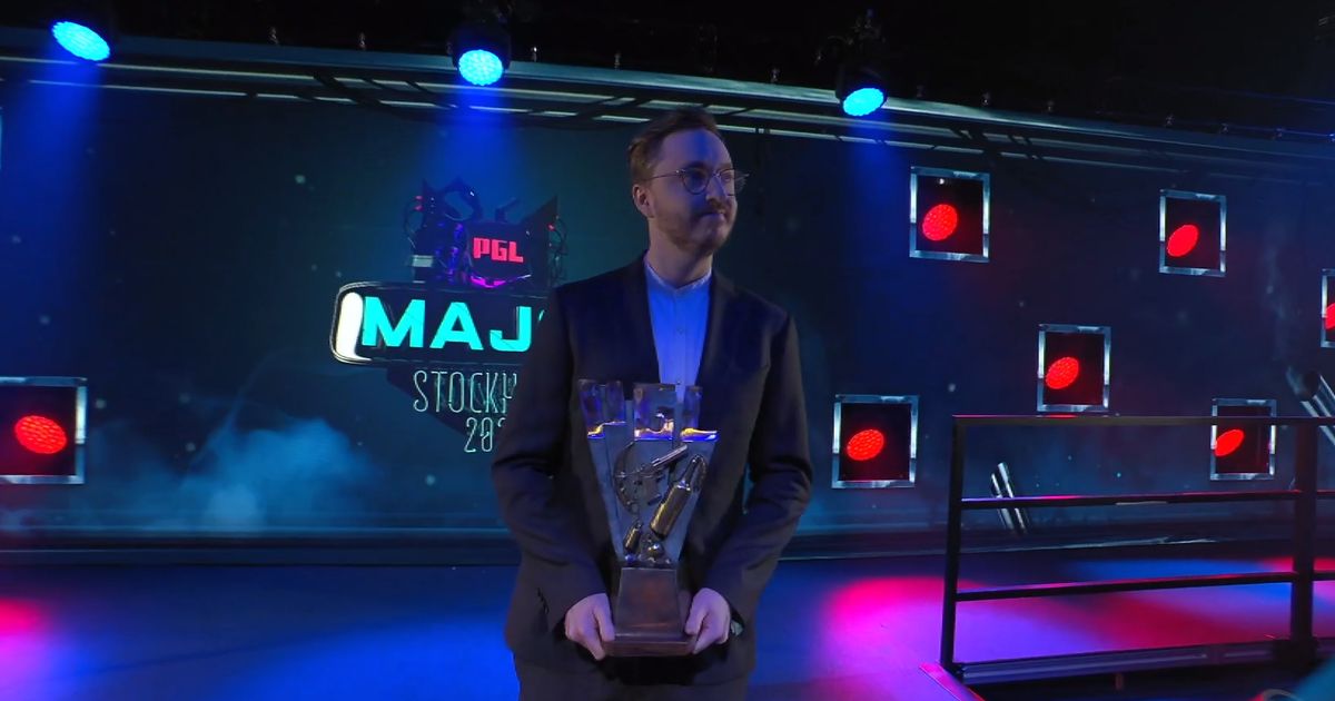 киберспортсмен на сцене турнира