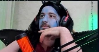 Daxak сыграл в косплее Queen of Pain на BETBOOM Streamers Battle 14