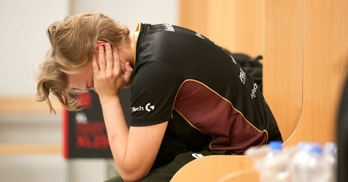 киберспортсмен грустно смотрит в монитор после проигрыша