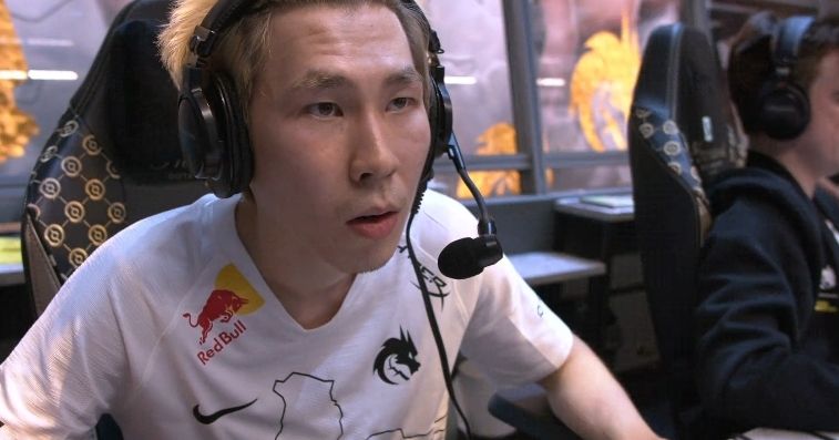 киберспортсмен улыбается после победы